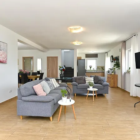 Palera 2327 Holiday home Liznjan