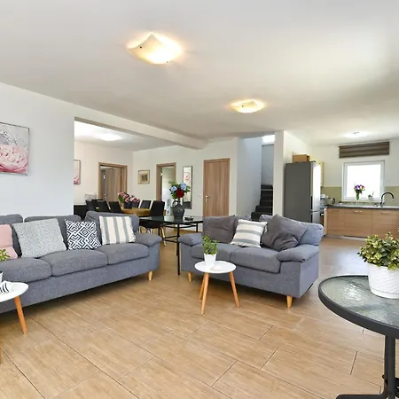Palera 2327 Holiday home Liznjan