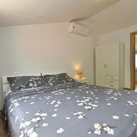 Holiday home Palera 2327 Liznjan